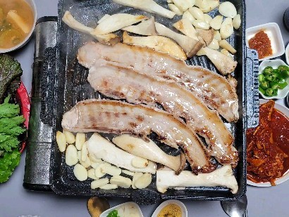 삼겹살은 언제 먹어도 맛있어서 좋아요 :)
집에서 오랜만에 고기 먹어서 기분 좋았는데
이번주도 기분 좋은일 한가득 하면 좋겠네요
이번주도 모두 화이팅 하세요 !

#삼겹살 #고기 #돼지고기 #먹스타그램 #일상 #집밥 #고기파티