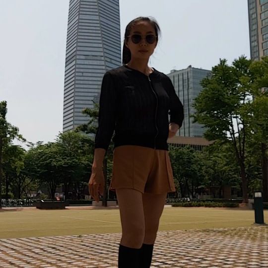 🍀 설 연휴 내내 바빴고
지금도 허리 부서져라 바쁜 이유..
제 소유의 인천 송도동 오피스텔 3호에
누수가 터졌지 뭐에영💦
ㆍ
옆집 벽에서 바닥 틈으로 넘어온 빗물이
바닥에 흥건히 고이기도 했고,
관 하나가 부서진게 발견이 돼서
견적 의뢰해서 바닥 공사 진행중인데,
벽 틈바구니 미장이랑 화장실 타일 방수는
제가 직접 셀프시공으루 했답니다ㅋ
ㆍ
심지어 벽지 전체 결로방지제 페인트칠도
혼자 다했어요~ 돈 주고 시키면 시공비에
인건비가 미치도록 비싸기에 ㅋ😅💰
셀프 시공이 생각보다 어렵지 않기에:;
(아놔~ 나 노가다 왤케 잘해 🤣😂🛠️)
ㆍ
▶️ 벽지 전체 결로 페인트 3회
▶️ 전체 벽체 락스칠 2회
▶️ 벽체 하부 미장+방수액 도포 2회 반복
▶️ 화장실 타일 방수크림 2회,  방수액 1회
▶️ 여기저기 점검하고 수리하고..
자식같은 내 오피3호.. 증말 손 많이 가구
징그럽게 공사비, 셀프시공 비용 들어가는데

그 와중에, 공사하는 도중에
방 보러 온 세입자가 계약해서
담주에 청소 완료함 입주한답니다ㅋ
그놈의 임대수입 땜시 허리 부러져라
영혼을 갈아넣어 #셀프시공 마무리!!