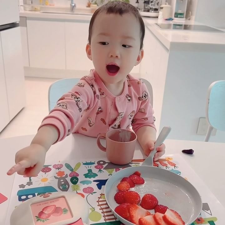#두두스토리협찬리뷰 #두두스토리체험단

고구 🍠
하히✨
물!!!!!!!!!💦
뀰!!!!!!!!!🍊
잘 하지는 못하지만 조심스레 따라해봅니다.
제 아이는 정확히 말하지 못하면 목소리가 작아지는데요 두두스토리 베이비세즈를 반복해 누르다가 자신감이 생길 즈음 어 렴풋이 따라하고 있어요 자신있게 크게 말하는 날이 기대됩니다.

누르는 것 보면 수용언어가 발달되어서 말은 이해하지만 표현언어가 다소 느린 편인게 맞는 것 같아요. 그림과 소리를 정확히 연결지어 보고 있네요.

✨Special Thanks to
@doodoostory_official 

#두두스토리 #두두스토리베이비세즈 #두두스토리첫말하기프로그램 #베이비세즈 #아기전집 #돌아기전집 #언어발달 #낱말카드 #아기낱말카드