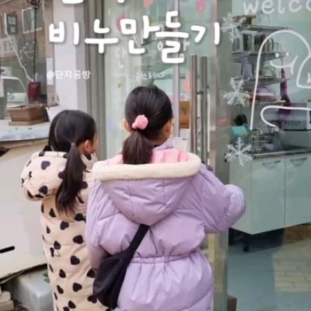 #홍제동 #단지공방 #아이와함께 #가볼만한곳 #키즈클래스 #채미니 #정워니 #비누만들기 #비누공방 #원데이클래스
#산리오비누 #나만의비누 #비누 #초등방학생활 #초등체험 

멀리 이사가는 친구와 함께 추억만들러 비누공방에 다녀왔어요
목적은 서로 예쁜 비누 만들어서 선물하는거였는데...
만들다 보니 다 예뻐서 아무것도 포기 못하고 결국 각자 만든거 각자 가져갔다는 진한 우정이 넘쳤던? 비누만들기 원데이클래스였답니다 ㅎㅎㅎㅎ
비누베이스를 녹여주시면 색과 향을 선택해서 넣고 맘에드는 몰드에 부어서 완성! 취향에 따라 펄과 파츠도 아낌없이 팍팍 넣어주셔서 더 예쁜 비누가 완성 되었어요! 

📍단지공방
🌱서울 서대문구 세검정로9 1층
  11:00 - 20:00 (매 주 일요일 휴무)
 주차불가 (인왕시장 공영주차장 이용하였음)

🔸️키즈원데이클래스 (1시간 반정도 소요)
🔸️유아도 가능할정도로 쉬운 키즈클래스
🔸️아이들이 엄청 재미있어함
🔸️캐릭터몰드가 있어서 더 좋아함
🔸️키즈클래스는 아이들만 들어가 수업받기 때문에
  보호자는 자유시간 
🔸️성인원데이클래스
🔸️주문제작 가능
🔸️선물하기 넘 좋을정도로 퀄리티 있음
🔸️나만의 그림 비누도 있음
🔸️다양한 원데이수업
🔸️커플템으로 커플데이트 하기 좋음
🔸️쌤이 차분하고 친절하심