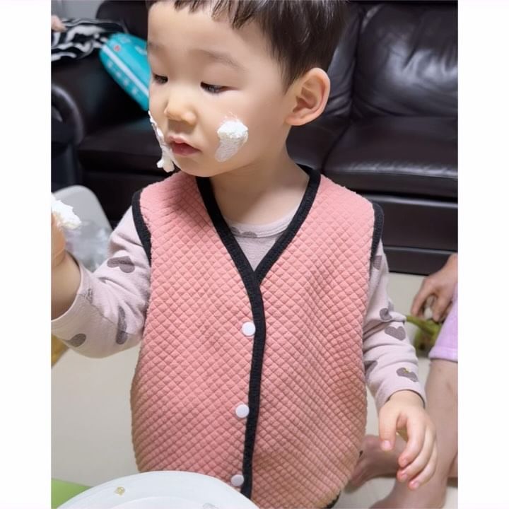 #조카스타그램 #인생802일차
⠀
#240217
2월 18일 동생생일 하루전날 생파하기🎂
⠀
오븐에 치킨굽고, 후라이팬에 피자굽고
떡볶이 만들고, 육수만들어서 어묵꼬치 끓여주고
골고루 맛있는거 만들어 먹기🩷
⠀
어째.. 매달 한번씩 케이크하는 기분이지만🤔
#기분탓이겠지 ㅋㅋㅋ
⠀
가족들 생일이 거의 하반기에 몰려있어서
연속으로 매달 한번씩 하고있는ㅋㅋ
(+조카인중독 이모는 우리아꿍이 기념일까지 챙김ㅋㅋ)
⠀
제일 신난건 우리아꿍이🩷
초만켰다하면 권율이 생일이라고 좋아함ㅋㅋ
킬포는 아꿍이뒤에 쪼르르 있는 곤룡들🦖🦖ㅋㅋ
⠀
엄마생일이라고 했는데, 율이생일도 같이하재
#귀여워 #맨날귀여워 #언제까지귀여울꺼야 🤨
⠀
#딸기킬러 우리아꿍이 초 끄자마자
시선은 케이크위에 딸기🍓
딸기 2개는 모두 아꿍이 입으로...
#맛있는건_우리아꿍이다먹어 🩷
⠀
@lizyeonji 생일축하포카🎂💕
생일기념으로 푸바오 보러가는건어때?
(나좀데려가줘🥹🥹)
⠀
✨케이크 👉🏻 리안베이커리 @rianbake_ry
⠀