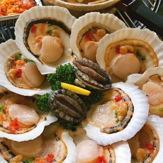 #협찬 (일단 저장) 오이도 조개구이맛집 오이도 조개92에 다녀왔어요. 바닷바람 쐬고 맛난고 찾으시는 분들 저장, 태그, 공유

조개구이하면 오이도, 서울 근교 가까워서 넘 좋죠. 바닷가에서 조개구이 먹는거 진짜 좋아하거든요. 여기는 정말 최애, 바다 바로 앞 바다뷰 1열 오이도 조개구이 찐 맛집이에요. 

맛난 조개도 듬뿍 먹고 바다도 직관이라니 하트하트
깔끔한 인테리어의 3층 건물에 전층 오션뷰.
와우, 애견동반까지 가능하다니 반드시 가봐야할 오이도맛집

고퀄리티 S급 명품조개세트로 싱싱한 바다향이 물씬 ~  비린맛 1도 없이 새콤달콤 특제수제소스에 쫄깃쫄깃 감칠맛 제대로였어요.

엄청 실한 조개들이 꽉 차있고, 조개살 송송 들어간 크림파스타, 토마토 파스타와 치즈듬뿍 들어간 해물 토마토스튜, 뜨끈한 오뎅탕까지 너무 맛나고 배불러

전복도 어찌나 싱싱한지 꿈틀꿈틀 살아있네요
살통통 키조개와 쫄깃한 조개들 순삭입니당~
옆에 쌓인 껍질들 뭔데뭔데, 누가 다 먹음
바다뷰 전망도 너무 좋아서 연인과 가족과 즐기기 좋을것 같아요.

@자기야~~  댕댕이 데리고 조개구이 찹찹, 바닷바람 1박 어때? 

여사친과 1일 되서 나오는 집
오이도 조개 찐 맛집 바로 여기입니다

📍오이도 조개92
📍경기 시흥시 오이도로 135
📍0507-1403-5029

#오이도조개92 #오이도맛집 #오이도조개구이
#조개구이 #오이도맛집 #시흥맛집 #시흥갈만한곳 #오이도조개 #맞팔 #선팔맞팔 #먹팔 #먹스타그램 #맛스타그램 #먹스타 #f4f #l4l #먹팔로우 #오이도갈만한곳 #빨간등대 #리뷰노트 #데이트
#썸 #데이트코스 #오이도데이트 #오이도데이트코스 #대학생대외활동 #먹방스타그램