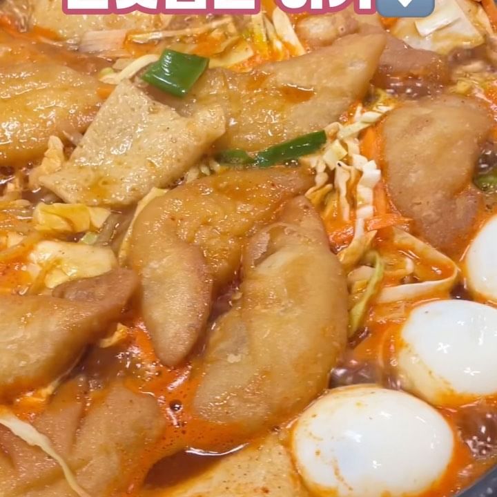 학생때부터 그 이후로도 계속 다니고 있는
떡볶이타운 맛집 종점
여기는 즉석떡볶이 뿐만아니라 닭발도 맛집임
닭발만 먹으러 오는 손님들도 있음

나는 항상 즉떡과 닭발을 전부 시킨다
즉떡세트는 푸짐한 사리도 함께 나오기때문에
굳이 추가하지 않아도 넉넉히 먹을 수 있지만
우린 튀김만두를 사랑하니까 
튀김만두만 추가로 주문해서 끓여 먹었다
닭발은 순한맛, 반반, 매운맛 으로 주문가능
나는 맵찔이인데 닭발은 그래도 매콤해야 맛있으니까
주로 반반 섞어달라고 해서 주문한다.
거기에 쫄면사리 추가하면 극락임

볶음밥을 꼭 먹어주는게 국룰이지만
나는 배불러서 매번 실패하고 온다
그래서 ”이번엔 볶음밥 먹으러 가야지“ 하면서
또 배불러서 실패하고 무한반복 중

이번에도 볶음밥을 못먹었으니까 
조만간 또 먹으러 갈거다

#종점 #신당동맛집 #신당떡볶이타운
#떡볶이타운맛집 #신당맛집 #신당동닭발