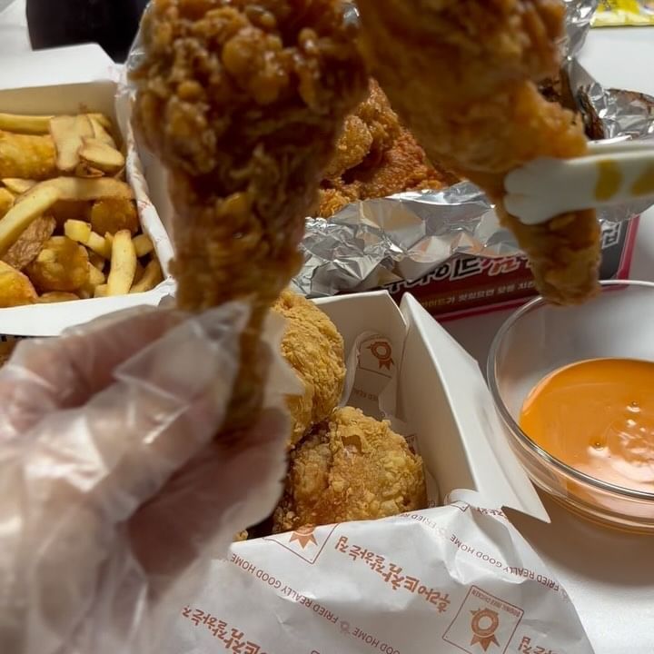 #협찬 @good__fried
.
후참 신메뉴 ‘맵달킹’
먹음직한 비주얼로 매콤달콤한 특제 불닭마요킹 소스를 뿌려먹는
양념치킨 끝판왕🍗❤️
.
매콤하면서 감칠맛이 부드러운 고소한 마요네즈 느낌의 불닭마요킹 소스는
소스추가해서 다른 사이드에 뿌려먹기 너무 좋음😜❤️
.
치킨+펩시콜라=💙

방문포장 시 4,000원 할인
배달의민족 / 배민원 매주 금요일 2,000원 할인
요기요 매주 월,수 2,000원 할인
.
.
.
#협찬 #후참 #후참잘 #후라이드참잘하는집 #용산구맛집 #용산구치킨
