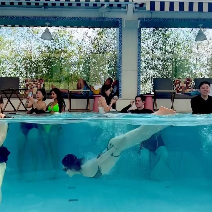 🧜🏻‍♀️🧜🏾‍♀️