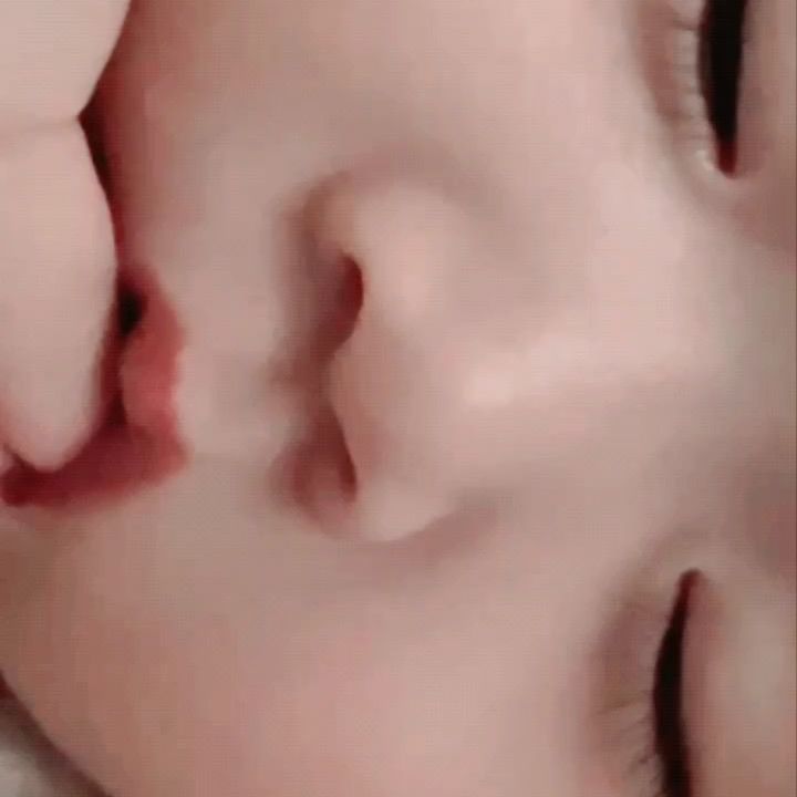 엄마 심쿵해,,,❤️
손가락 빨면서 자는 감동이
너의 눈 코 입 다 사랑스럽다❤️
.
.
.
#좋은꿈꾸세요 #우리딸 #토끼띠딸 #아기스타그램 #아기모델 #아기릴스 #귀여운아기 #평온 #힐링 #힐링영상 #너의눈코입 #사랑스러워 #reelsbaby #육아팅 #육아스타그램 #육아소통