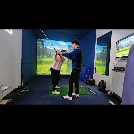 멀리 돌아가지 않고
고속도로로 가기

백스윙 셀프 교정하다 안돼서
레슨 다녀왔어요

아웃인,탄도,오버스웡
바로잡기
한가지 교정 했는데
3개 한번에 고쳐지는 마법👍

이제 남은건 
연습장 가서 몸에 익히기 🤭

#레슨기록

#광주골프레슨
#광주골프
#금호동골프레슨
#어썸골프스튜디오
#정무홍프로