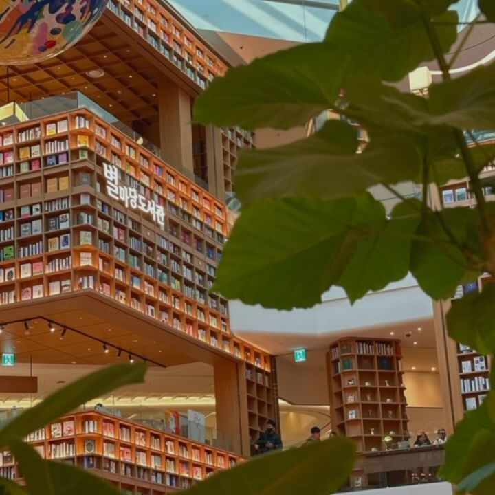 별마당도서관 이건 좀 별로다!!🙉🙈

요즘 수원에서 가장 핫한 곳📚
#스타필드수원 #별마당도서관 ✨

코엑스 별마당도서관도 가봤지만 수원이 더 크고 좋아요!
다만, 키즈와 성인 도서가 구분되어 있는 게 좋기도 하고 싫기도 하고🥺🥹

마인크래프트같은 글밥 많은 도서도 ✔️3층 키즈코너에만 구비되어있다보니, 아이 책 볼 때 저는 성인도서 못가져와서 아쉬워요 🥹
그래도 키즈코너에서는 신발 벗고 누워서도 편히 볼 수 있어 아기들에겐 좋을듯해요🤍

나도 4층가서 내 책 빌려보고 싶은데🥺
(3층에서 한시간 반 째 🥹 강제 핸드폰중 😂)

엄빠들이 어쩔 수 없이 다들 폰만 만지작만지작 ㅋ
코엑스처럼 성인+키즈 도서가 함께 있는 게 전 더 좋은 듯 🤣🤣🤣

#수원스타필드 #스타필드화서 #수원별마당도서관 #별마당도서관키즈