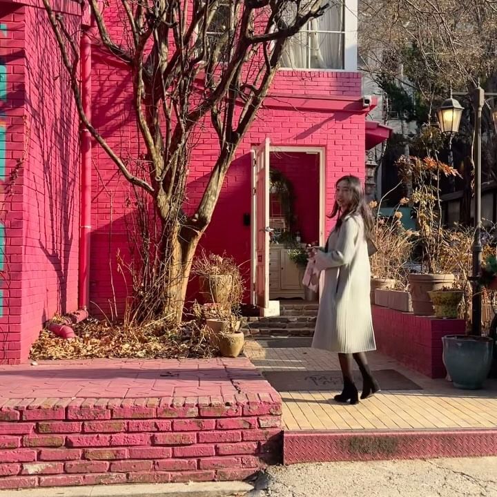 #나만알고싶은카페 #이미유명한곳 

ღ’ᴗ‘ღ

🍰#빵순이들 이라면 공감할수도 💓
👉🏻 한입 먹은 케이크가 사르르 녹는다면, 그 집 다시가고 싶어지는거 알아요 ? 

🏷️ @mammamiadosan #맘마미아도산 

🍰 제 생각에 가격대가 너무 높지 않고 “적당하다” 였고,(요즘 물가율이 너무 높아져서) 그중에서는 커피와 어울리는 티라미수를 선택 ! 
👉🏻 아 놔 💓 이 곳 티라미수 맛집이라 왜 안알려진건가요 

🍰 한입 사르르 녹는 건 물론, 함께 먹는 커피의 조합도 좋았다는 
👉🏻 그래서 유명하지만, 나만 알고 싶다는 생각이 🤭

ღ’ᴗ‘ღ

👉🏻 다음에 갈때는 잠봉번이나 콘크림 치즈도 먹어보려구요 

#빵맛집🍞 #먹방요정 
#여행은먹방 #인생먹다가는거지 
#티라미수맛집 #tiramisù