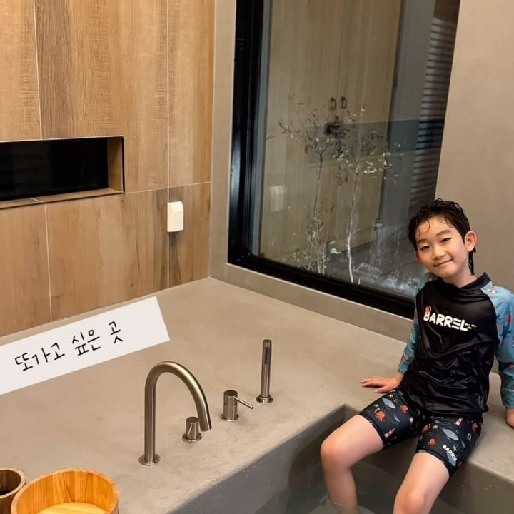 #춘천여행 
#한옥스테이 
#한율재 

물놀이는 늘 즐겁지 😁

지호 물놀이 하는거 구경하기~ 

여유롭고 조용한 곳 

이것이 여행이지호🚘