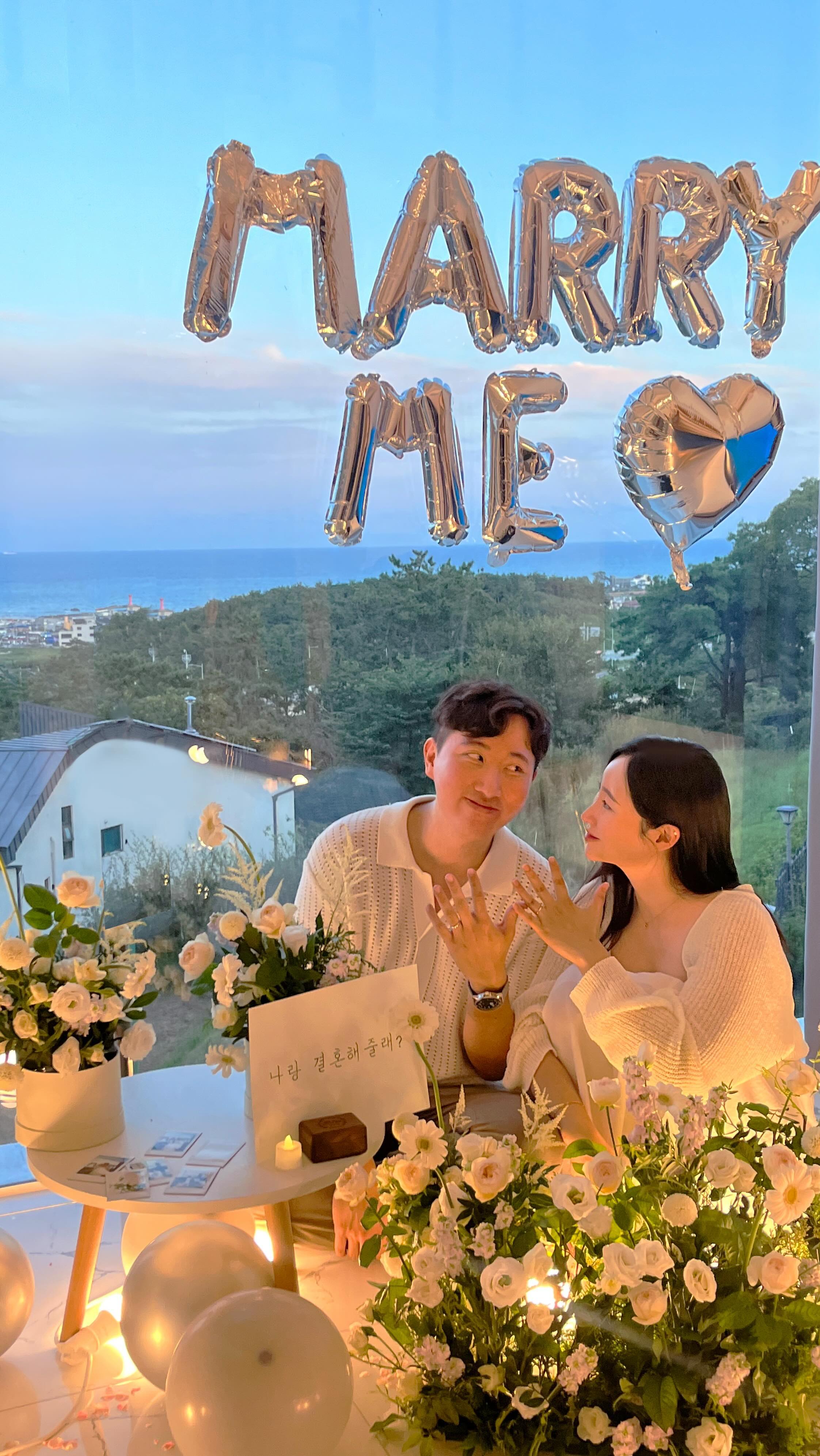 각자 다른 삶을 살아온 우리가
남은 인생을 함께 하기로 약속한 순간

앞으로 함께 할 날들이 많아지는만큼
서로를 더 사랑하게 될거야

평생을 함께 늙어가자 사랑해