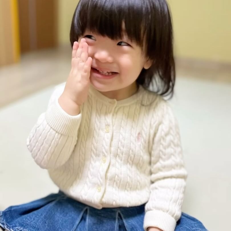 어린이집을 너무 좋아하는 우리따님
아침마다 기분최고👍
근데..매일 하원할때마다 차에서 안내리려고 하고…😭
버스가 눈앞에서 사라질때까지 인사하고…💗😍
그래도 하원할땐 엄마 좀 반겨주렴…나 넘 민망해;
내가 얼마나 잘 놀아주는데..배신자..