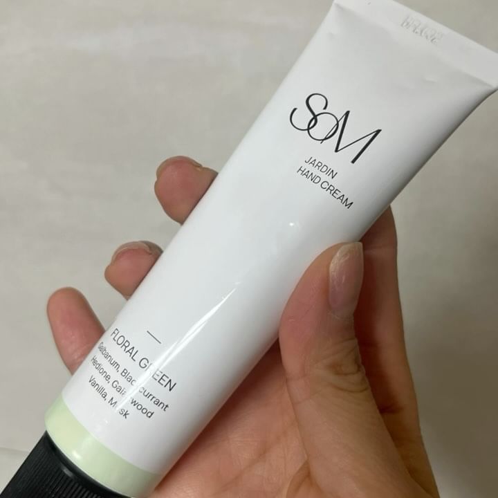 #협찬 핸드크림하면 생각나는 한가지 향기!
출근할때 아침 저녁 수시로 손씻고 바르는 핸드크림은 무엇보다 향기 좋은걸로 선택하게 되더라고요
SOM의 향 지속력과 프랑스 향료 명가 아르제빌 수석 조향사가 조향해서 하루 종일 은은하게 나는 향기에 
이게 핸드크림인가 향수있가 싶더라고요!
가벼운 향이 아니라 시간이 지날수록 은은하게 남는 향기가 정말 꼭 맡아보라하고 싶은 고급스런 향이에요🍃
핸드크림 바르고 조금 지나 요리한다고 손 씻었는데도 잔향이 남아있는게 제 최애 핸드크림이 됐어요
고보습, 산뜻하게 발리는게 하루 종일 촉촉하고 손이 예뻐 보이네용!!

@lizk-official
#솜 #향기를입다 #자딘 #핸드크림 #힐링 #퍼퓸 #퍼퓸핸드크림 #향수핸드크림 #바르는향수 #솔리드퍼퓸 #고체향수