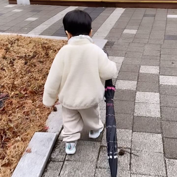 ᰔ

야니 오랜만이져…♥️

자기주장강한 21갤 아들래미👶🏻
엄마우산 자기가 꼭 들고가야함🤣🥲

#아기릴스 #생후635일 #우산드는아기