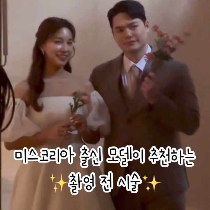 저는 웨딩 준비를 급하게 하느라
최근 6개월 동안 시술을 아예 못 받고
인생 최대 몸무게인 상태로 촬영했지만🥲

미스코리아 준비하면서
효과 본 시술 추천 들고왔어요 :)
릴스 보신 분들은 미리미리 관리해서
원본부터 예쁜 웨딩촬영하세요✨

---

📍사각턱이 고민이에요!
👉사각턱 보톡스
입을 다물고 어금니를 앙 깨물었을 때 턱 옆쪽으로
뭐가 튀어나온다? 사각턱 보톡스 맞으러 가세요 :)
저는 잘 때 치아를 앙 깨물고 자는 습관이 있어서
(어금니가 깨졌을 정도로🥲)
그 치료에 효과가 있다해서 맞기 시작했었는데
주기적으로 맞다보니 대학생 시절 제 얼굴 라인보다
지금 얼굴 라인이 많이 정리된 걸 느껴요!

📍턱 밑에 살은 아닌데 뭐가 튀어나왔어요!
👉침샘 보톡스
저도 침샘이 발달한 케이스라
주기적으로 맞는 보톡스입니다!
사각턱보다도 더 큰 효과를 봤었고
이중턱인줄 알았던 부분이
알고보니 침샘이었다는 것🤷🏻‍♀️

사각턱 보톡스도 맞아보고
인모드도 해봤는데 턱선이 안 생긴다?
침샘 한 번 의심해보세요🤔

❌승모근 보톡스는 추천 안 합니다❌
저는 바이올린 전공이라
승모근과 그냥 평생 친구 먹었는데..^^..
예전에 어깨가 아파서 승모근 보톡스를 맞아봤지만
어깨 근육의 마비로 머리를 겨누기 힘들어서
혼자 침대에서 일어나지도 못하고 그러다보니
승모근이 이전보다 더 올라오는 걸 경험했었어요🥲

이후로 승모근은
마사지or스트레칭으로 재워주고 있어요🤦🏻‍♀️
지금은 제가 승모근&쇄골 마사지를 못 받는 상황이라
촬영 때 그냥 화난 승모근과 함께 했지만🥲

여러분 승모근은 유튜브에
[자세요정 JSYJ]님의 승모근 없에는 운동
영상보고 일주일만 하셔도 정말 많이 내려가요...!
승모근 : 주변 근육 발달을 통해 내려주는 게 답!
(제가 게으르고 현생사느라 못했을뿐😭)

📍얼굴살 / 턱살이 고민이다
👉 인모드
적어도 3회이상 시술을 받아야 효과가 있고
멍이 들 수 있어서
촬영 2주 전에 마지막 회차를
마무리 짓는 걸 추천 드려요
수많은 리프팅 레이저 시술이 있지만
인모드는 리프팅과 함께 지방 제거에도
집중을 하는 고주파 레이저입니다.
만약 얼굴에 지방이 많은 편이라면
지방분해 주사와 함께 시술을 받는다면
훨씬 극명한 효과를 보실 수 있으실 거에요 :)

👉 울쎄라(600샷 기준)
제가 받아본 시술 중에 가장 (비싸고 아팠지만)
효과가 즉각적이고 드라마틱했어요..ㅎㅎ..
시술 직후에 턱 근처 피부가 리프팅 되면서
턱뼈에 딱 붙는 게 바로 눈에 보일정도였고
시간이 지날수록 얼굴 살이 정리되는게
육안으로 보일정도로 만족스러운 시술이었어요

+++
모든 시술은 개개인별로 효과가 다르고
얼굴형 / 살의 정도에 따라 받아야 하는 부위도 달라지니
더 자세한건 병원과 상담하시길 바랍니다✨

#보톡스 #사각턱보톡스 #침샘보톡스 #승모근
#웨딩관리 #인모드 #이중턱인모드 #슈링크 #울쎄라