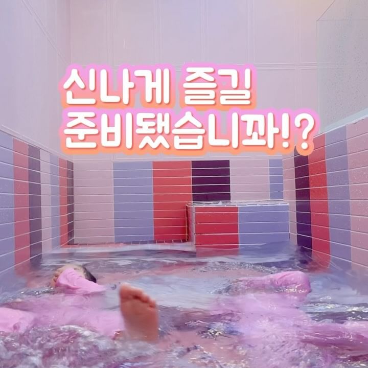 #숙소 #김해 #키즈호텔 #장유

오랜만에 집근처로 다녀왔어요💗
여기는 김해 장유에 위치한 
아몬드키즈호텔입니다🥰

들어가자마자 애들의 환호성이 🔊
핑쿠핑쿠 방에 요즘 좋아하는 멜로디도 있고
아주 그냥 난리가 났더랬죵…👀
이렇게 좋아하는 거면 진작에 올거를 
드디어  오게된 아몬드 키즈호텔
놀이방도 같이 있어서 들어가자마자 
놀이방에서만 한참 즐겁게 놀더라구요.
욕조도 넓은편이라 아이들도 신나게 물개로 변신했죠
아몬드키즈호텔에서의 모습 이건 일부분인거 아시졍👀
곧 자세한 피드로 찾아올거에요😚

언제나 그랬듯 이거슨 시작일 뿐~💗

✰제가 이용한 방은 키즈A프리미엄룸입니다.
기준3인(최대4인)
✰옥상키즈풀 주말사용가능

thαnĸѕ tσ ꕤ @almond_kidshotel_jangyu 
📍위치 
경남 김해시 번화1로67번길 16 장유 아몬드 키즈 호텔

#장유키즈호텔#아몬드키즈호텔장유점#마이멜로디
#취향저격#봄방학#워터룸#키즈호텔추천#여행그램
#키즈숙박#아이들과가기좋은곳#아몬드키즈호텔
