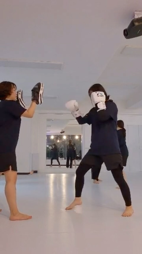 나 ‘솜’주먹이니까 ! 다들 덤비지 마로라😤
(밍가오<밍디+가오>) 언젠가 ‘불’주먹이 되어볼게요 …. 
자세는 또 왜저런대..?
-
 #추천 #좋반 #좋아요반사 #운동 #운동하는여자 #kickboxing #boxing #다이어트일기 #다이어터 #goodmorning #킥복싱 #jiujitsu #릴스 #25살 #00년생 #토요일 #saturday #주말 #데일리그램 #daily #instagood #weekend #video #소통 #아침 #dailylife #lifestyle #goodmorning