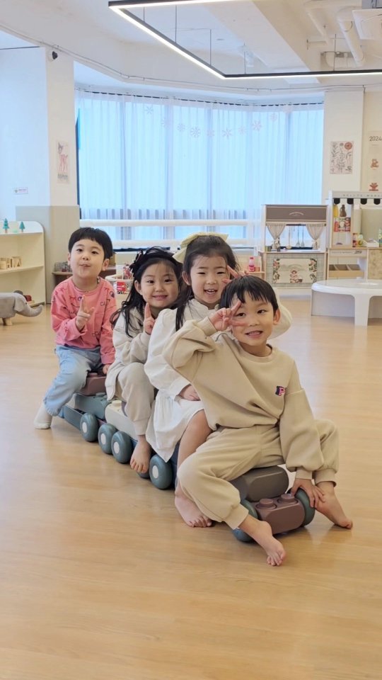 #려니일상

엄마들은 나름 자주 만났지만
아이들은 말못할때 보고 몇 년만에 처음 보는거라 어색해서 잘 못 놀진 않을까,
울진않을까 걱정이였는데!
서먹하긴했지만 놀거리가득~해서 그런지 아주 잘 놀아서 뿌듯했던 하루🥰
우리 려니의 5번째 생일을 이렇게 좋은곳에서 친구들과 함께할 수 있어서 정말 좋았습니다💕

➰︎프라이빗한 무인키즈카페, 라라스테이
📍울산 울주군 범서읍 굴화2길 34,2층
📍기준인원6명 최대 12명

⛧ 자세한 내용은 블로그 포스팅을 참고해주세요

#이벤트당첨 #라라스테이 #울산키즈파티룸
#울산키즈카페대관 #울산생일파티장소 #울산프라이빗파티 #울산키카 #울산키카추천 #울산키즈룸 #5번째생일🎂 #울산조동모임 #울산아이랑갈만한곳