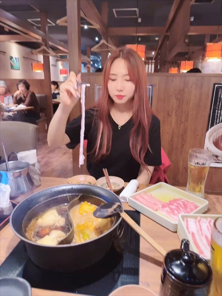 샤브샤브 돌리기 이제 완벽 마스터 했지요🥓

.
.

#일본여행 #긴자 #로뽕기 #신바시 #일본맛집 #샤브샤브 #샤브샤브돌려먹기 #여행스타그램 #여행중