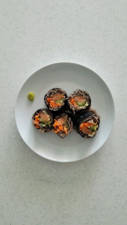 #직장인집밥

메밀김밥

#직장인 #집밥 #일요일 #주말점심 #냉털요리

메밀김밥과 냉털의 조우, 김밥을 너무 좋아하지만 김밥 말이에 늘 실패한다. 김발(?)을 샀지만, 사용법을 모르는 손 두 개, 쯧. 어중간하게 남은 야채들과 계란 막 알을 헤치우니 살짝 시원한데, 냉동실 어쩔. 쯔유+들기름 양념 메밀면에 연어랑 와사비 콕 더하니 주말다운 점심이었다. 연어 한동안 안녕. 이제 내 자신과 화장실 청소만 남았다는 여느 일요일 오후 이야기.

주글주글 줄줄 새는 김밥 살뜰히 줍줍 먹은 사람

#메밀김밥 #메밀면김밥 #연어김밥 #똥손