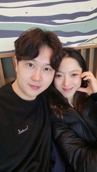 2024.02.24 
내사랑 @h.woo.2 💕
너무 예쁜백 👜 
고마워용😍😍😍
잘쓸게용 🥰🥰🥰❤️ 

#돌체라떼 ☕️ 
#자바칩 🍫 
#딸기수플레치즈케익 🍓 🎂 
모든 메뉴가 
다 맛있었당 😊😊😊

#스벅케익추천 👍👍👍 

스타벅스 천안업성레이크점
주소 : 충남 천안시 서북구 업성수변로 69
영업시간
금토 8:00~22:00
일월화수목 8:00~21:00

불당동 송도갈비> 성성동 스타벅스
 #성성동#성상동카페 #천안카페 #천안맛집 #천안데이트 #성성동카페맛집 #스타벅스 #스타벅스신메뉴 #PRADA #스벅케익추천 #스타벅스딸기수플레치즈케이크#천안데이트 #천안호수뷰카페 #스벅신메뉴추천 #성성동맛집 #불당동맛집 #송도갈비