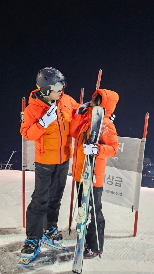 2024.02.16
❤️내사랑@h.woo.2 랑💕 
금요일 연차 쓰고 
신나게 휘닉스파크 🎿 ⛷️ 🏂 

귀여운 눈사람도보고⛄️ ☃️ 
스키장에 가까워 질 수록 
설산도 예쁘고 

야간스키 > 곤돌라 >
기분좋은날>오리엔트리조트
완벽 👍👍👍

스키 오랜만에 탔는데
너무 재밌어서 놀랐어용

다잘타는 내사 @h.woo.2 ❤️ 
같이오니깐 
너무 재밌고 좋당😍😍😍
이번년도 또 가자 👍👍👍 

쫀득쫀득 다음날 까지 생각나는 뒷고기 맛집
강원 평창군 봉평면 안흥동길 6-10 1동 기분좋은날

오리엔트리조트 스키장 뷰도 너무 예뻤는데
열심히 놀아서
하나도 안찍었다 🤣🤣🤣

#휘닉스파크 #평창휘닉스파크 #평창휘닉스호텔 #평창휘닉스파크곤돌라 #오리엔트리조트 #평창오리엔트리조트#평창여행 #평창맛집 #휘닉스파크맛집#휘닉스파크 #강원도여행 #평창데이트  #평창휘닉스파크맛집#기분좋은날#뒷고기맛집