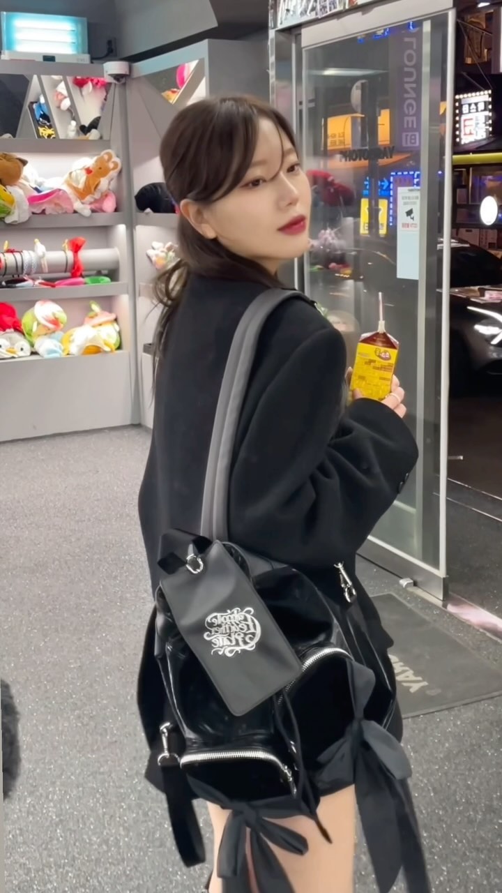 신나는 노래 나오면 뚱땅뚱땅

리본을 나만의 스타일로 묶을 수 있는 쏘 큣 레러플레이트 백팩🩶
키치한게 완전 내 스타일이얏꒰⑅•ᴗ•⑅꒱

#광고#백팩#30대여자백팩#20대여자백팩#40대여자백팩#여성백팩#여자백팩#스트링백팩#대학생백팩#발레코어가방#레러플레이트백팩