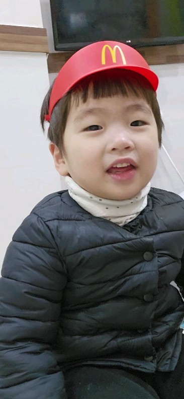 요즘 유행하는 음원으로
최연소 햄버거알바 지원하기 

고개 끄덕만 잘하는 알바..어때?

#31개월아기 #최연소알바생 #mcdonalds