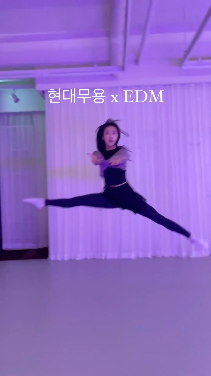 EDM을 현대무용으로 표현한다면 ? (Feat. Allen Walker)

개인적으로 너무 사랑하는 음악인 The drum - Allen walker 에 맞추어 구성해본 
@modern_playing_  2월 비기너 작품이었습니다 😊🪩

마치 드럼을 치듯이 강하게 울리는 비트가 인상적인 곡인데요! 

비트가 강해질 때 안무도 함께 폭발적으로 터지기 때문에 ‼️

평소에 춤 추면서 강약조절이 어려우신 분들께 추천드리는 클래스였습니다 💃🔥

현대무용의 매력은, 안무가의 역량에 따라 다양한 음악과 다양한 형태로 춤출 수 있다는 점인 것 같아요 😊 EDM 과 무용의 조화 생각보다 괜찮지 않나요 ? 

더 많은 춤영상이 궁금하다면 팔로우 ☑️ ❤️

프로필 링크 통해서 모던플레잉 3월 비기너 클래스 신청 가능합니다 💟
(수요일 20:40-9:30, 목요일 12:00-12:50) 

#현대무용 #춤