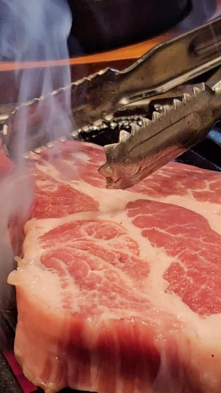 재방문 일주일2-3번 해버린 여수 삼겹살 1티어🗣️
#학돈 

먹자마자 육즙 팡팡터져서 기분 좋아지는 곳이랄까요? 고기 짱마싯어ㅠㅜㅜㅜㅜ같이 먹는 반찬들도 되게 많고 서비스,친절 1000% 만족할 수 있는 고깃집!

스타일러, 옷보관함 등 고깃집의 불편함을 모조리 깨주는💡
고기=학돈=💙 무조건 런하세요💙

✅학돈 @yeosu.hakdon 
여수 시청동 3길 18 1층
0507-1355-8304
16:00-24:00
휴무:매주월요일/L.O23:20

#여수맛집 #여수맛집추천 #여수현지인맛집 #여수고깃집 #여수삼겹살 #여수삼겹살맛집 #여수시청맛집 #여천맛집 #웅천맛집 #여수먹깨비 #여수먹거리 #삼겹살