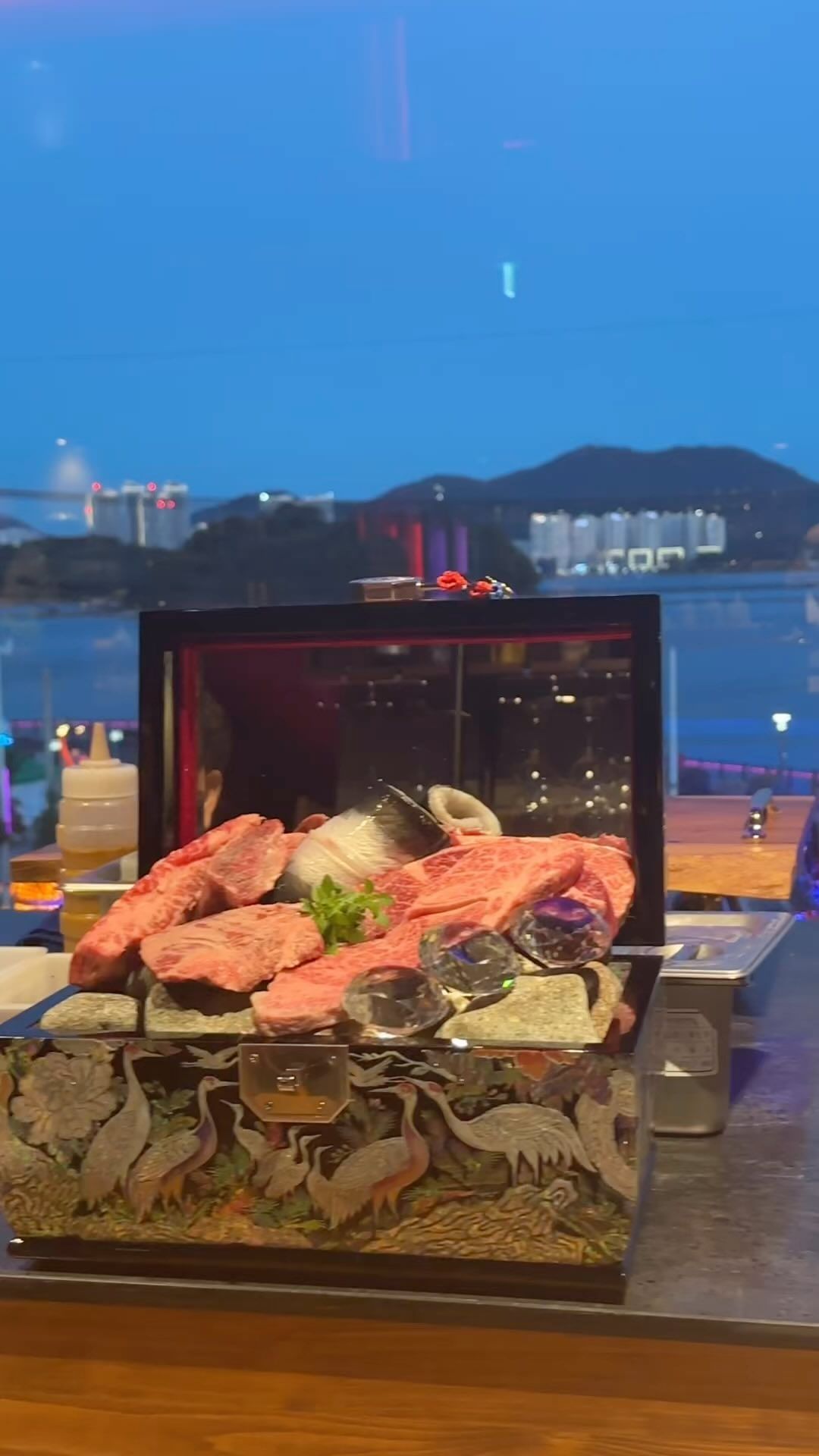 입과 눈이 즐거운 한우 오마카세 전문점 #단군신화

분위기와 맛이 사진에 다 안담겨서 아까울 정도로 넘 맛있게 먹고와서 만족했던 파인다이닝 🤚🏻

기념일, 특별한 날에 데려가면 무조건 칭찬세례 받을 곳이에요 
룸 구비되어있어서 프라이빗하게 즐길 수 있지만 저는 소호동동다리뷰 같이 보면서 와인과 함께 드시는거 추천!

배부른데 코스가 계속 나와🫢
한우 뿐 아니라 해산물도 여럿 나와서 처음부터 끝까지 느끼하지않게 배부르게 먹을 수 있어요! (마무리 한식까지 너무 완벽하고...해장됨 )

신메뉴로 단품요리들 나왔는데 진짜 진짜 대존맛탱
파스타,스테이크,파이🫶🏻 무조건 런런 하세요 ✅
이번에 가격도 조정되서 더 가기 좋음!

@dangunshinhwa_official 
〰️전남 여수시 소호6길 7-5 2층
〰️0507-1408-7222
〰️예약제

#여수레스토랑 #여수소고기 #여수소고기맛집 #여수한우 #여수한우맛집 #여수고깃집 #여수데이트 #여수데이트코스 #여수맛집 #여수맛집추천 #여수오션뷰 #여수스테이크 #여수먹깨비 #여수먹깨비_여수