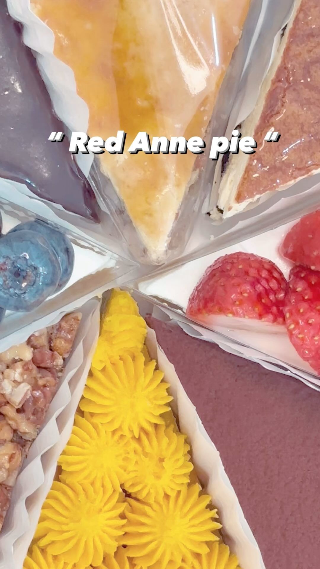 오늘은 정말 제대로된 파이집을 소개할까해요

색감도 너무 예쁘고 달달하고 맛있는 집이에요
꾸덕한식감에 부드러운 크림 상큼한 과일까지!!

너무 맛있어서 한입하면 순삭하게 되는
마법같은 파이❤️

너무 고마운 분께 선물하려고 예쁘게 포장합니당
선물로도 기분좋을것 같은
마음이 몽글몽글 간지러워요💕

....................................................... 

🏎️
레드엔파이

💒 
세종 새롬로 26 B동 141호

⏲ 
매일 10:00-20:00

☎ 
0507-1391-9852

#세종선물 #세종맛있는디저트 #세종파이 #세종카페 #새롬동카페 #나성동파이 #세종디저트맛집 #세종커피 #레드앤파이