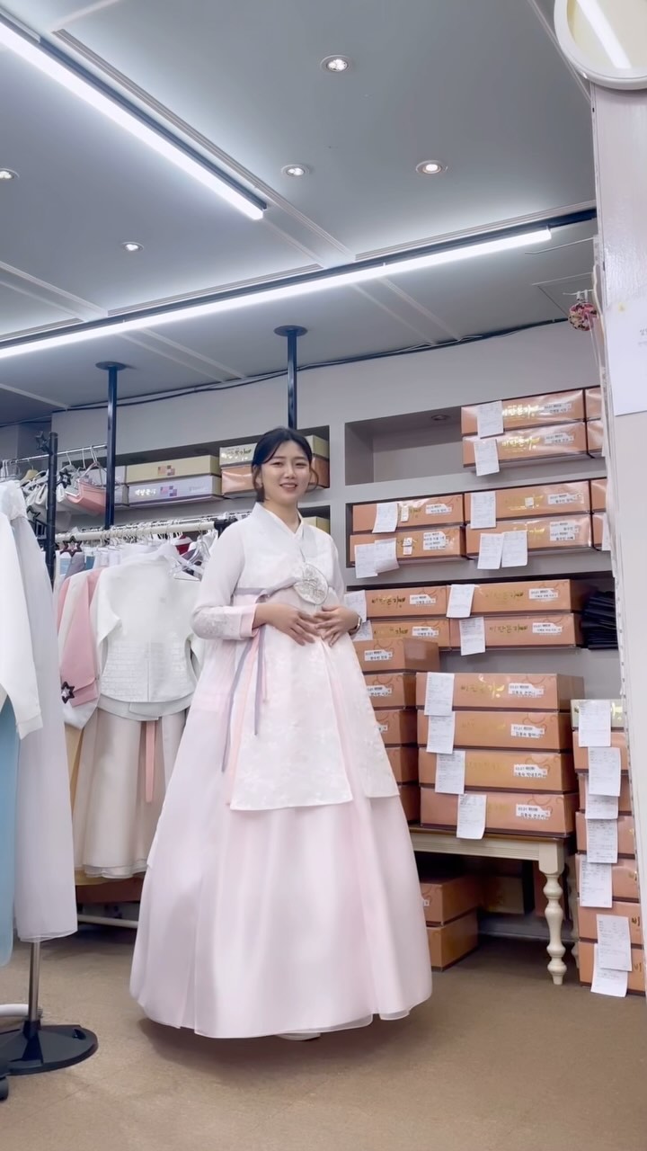 ⠀
성인돼서는 처음 입어보는 것 같은 한복
팔다리랑 기장이 다 나한테 짧아서 너무 웃겼다🤣
포즈는 왜 또 저렇게 뚝딱거리는 걸까,,,
문득 스튜디오 촬영 때도 저렇게 뚝딱거릴까봐 걱정🫠

@direct.wedding #다이렉트결혼준비 카페 가입하시고 추천인 : [저미지] 입력하시면 현금처럼 사용가능한 30,000포인트 지급! 다이렉트 카페에서 혜택 풍성한 결혼 함께 준비해요 🤍😉
⠀
#한복피팅 #한복투어 #웨딩한복 #다이렉트웨딩준비 #결혼준비 #hanbok