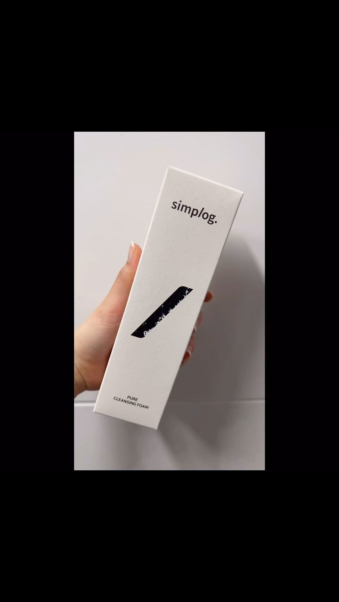 #협찬 [심플로그] 퓨어 클렌징폼
오늘 소개할 제품은 올리브영 신상 클렌징폼! 심플로그의 퓨어 클렌징폼입니다~!
탱글탱글한 수분 투명젤 + 저자극의 순한 클렌징효과까지 있어 자주 손이 가는 제품이랍니다! 또 촉촉한 보습막을 형성해줘 건조한 제 피부에도 아주 사용하기 좋은 마무리감이었어요! 전성분이 단 5개이면서 비건 인증성분들이기에 피부 자극 테스트도 완료되어 어떤 피부든 사용하기 좋고 동물 실험없이 만들어진 제품이기에 환경적이랍니다! 그렇다고해서 세정력이 떨어지는 건 아니에요! 세정력 98.9%, 초미세먼지 세정력97.6%를 시험해 나온 결과를 지닌 제품이라 화장도 잘 지워져 아주 만족하고 사용 중인 제품이랍니다~ 현재 올리브영 온라인몰과 스마트스토어에서 구매가 가능하다고 하니 관심있는 분들은 참고하시면 좋을 듯 해요 ㅎㅎ

#심플로그 #심플로그퓨어클렌징폼 #심플로그클렌징폼 #올리브영클렌징폼 #올리브영클렌징폼추천 #클렌징폼추천 #올영신상 #비건클렌징폼 #비건클렌징 #퓨어클렌징폼 #클렌징폼 #올영추천 #올영신상 #빼기미학스킨케어 #비건뷰티 #미니멀뷰티 #클린뷰티