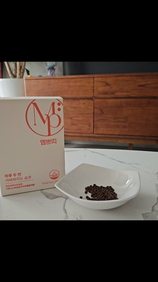 #협찬 #엠쁘띠 

아침마다 챙겨먹는 #차전자피환 
화장실을 편하게 갈수있다는 장점👍👍

차전자피로 만든 제품들은 많은데
환으로 되어있는 제품은 많지않다.
나는 가루보다 환이 훨씬 먹기좋아서 환을 선호하는데
엠쁘띠는 이지컷으로 한포씩되어있어
챙겨다니기도 편리하고 먹기도 편하다.

다이어터라면 꼭!챙겨먹어야되는 차전자피!
아침에 빈속에 한포! 저녁에 한포!
하루 두포로 변비예방!

왕추천합니다♡♡

#다이어트 #이너뷰티 #건강기능식품 #식이섬유 #차전자피 #가르니시아 #뷰티랩 #황금구렁이 #에스더몰