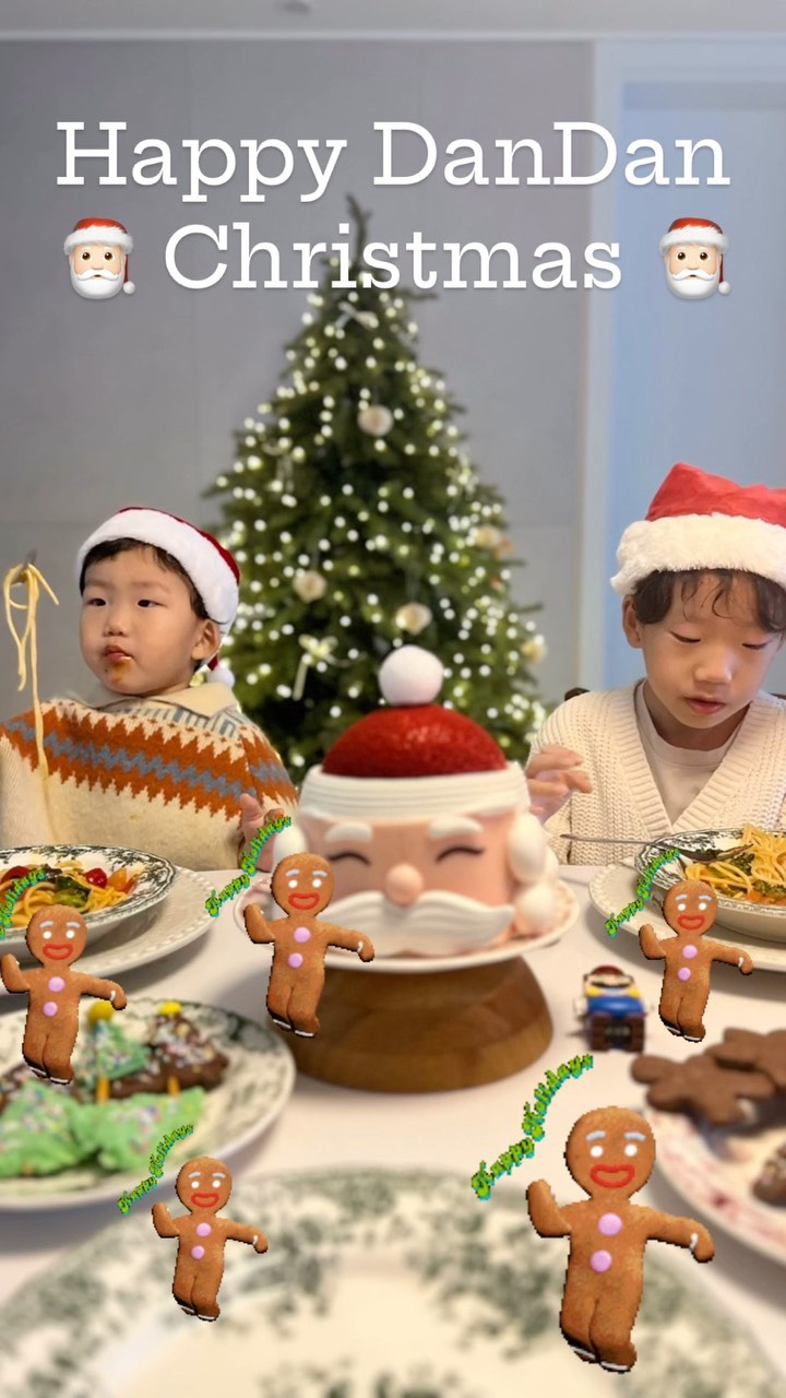 -

오늘도 우리집은 우당탕탕 정신없는 크리스마스🎄
산타할아버지가 밤사이 두고가신 선물보고
오전내내 쉽게 가는듯 했으나
역시나 우리 아들덜- 역시나 멘탈이 바사삭
쿠키고 굽고, 디저트 만들기도하고 게임도하고 바쁘다 바빠

우리가족 사랑해! 해피 단단브로 크리스마스🎄
모두모두 행복하세요! 멜크💋

#다누야다뉼아 #메리크리스마스
