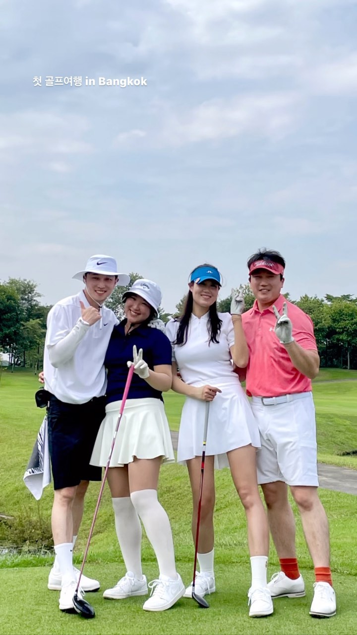 🫶🫶🫶
우당탕탕 방콕 골프여행✈️
2인플레이도 해보고, 조인도해보고, 친구커플이랑 황제골프도 쳐보고! 해볼수 있는 라운드는 거의 다 해봐따
1인1캐디1카트에 페어웨이까지 들어가는 카트
하나도 안 힘들어서 골프를 더 재밌게 즐겼당
담에는 일본으로 골프여행 2탄 가쟈❤️
#골프#골프여행#방콕#방콕골프#방콕여행#해외골프#해외골프여행#무앙깨우#윈저파크#카스카타#람룩카#해외골프여행좋아❤️#스윙샷#드라이버샷#릴스초보#여행기록#일상