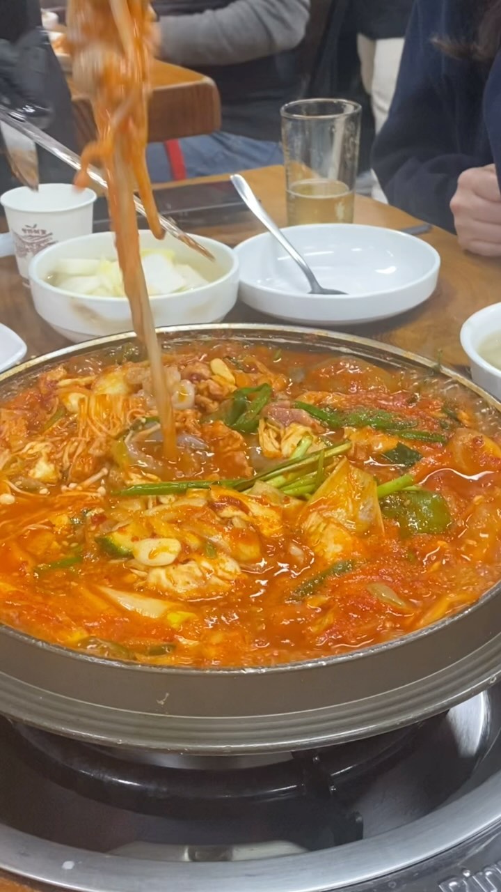 쌀쌀한 날이면 무조건 생각나는 곳! 
바로 빨간거짱구네🦑

가게에 들어가면 수조에 산낙지가 바로 보인다!
칼칼하고 얼큰한 적당히 자극적인 빨간거! 
시원하고 깔끔한 술이 술술술 들어가는 하얀거!
무얼 시켜도 실패노노! 낙지가 부들부들 야들야들 쏙쏙 들어간다.
인천에서 가닥을 잡고 있는 빨간거 짱구네! 😉
.
#인천맛집 #파라다이스호텔맛집 #파라다이스맛집 #빨간거짱구네
#낙지전골 #빨간거 #하얀거 #추천맛집 #낙지