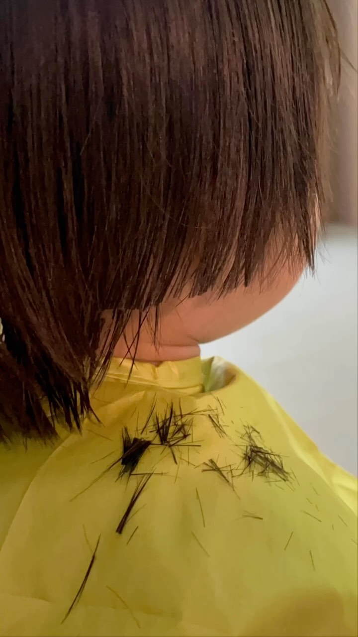 이제서야, 단발시작💇🏻‍♀️

#엄마로망 #아들단발 
#똑단발 #셀프단발 #엄마미용실
#할말이없네 #뒷모습 #졸귀탱