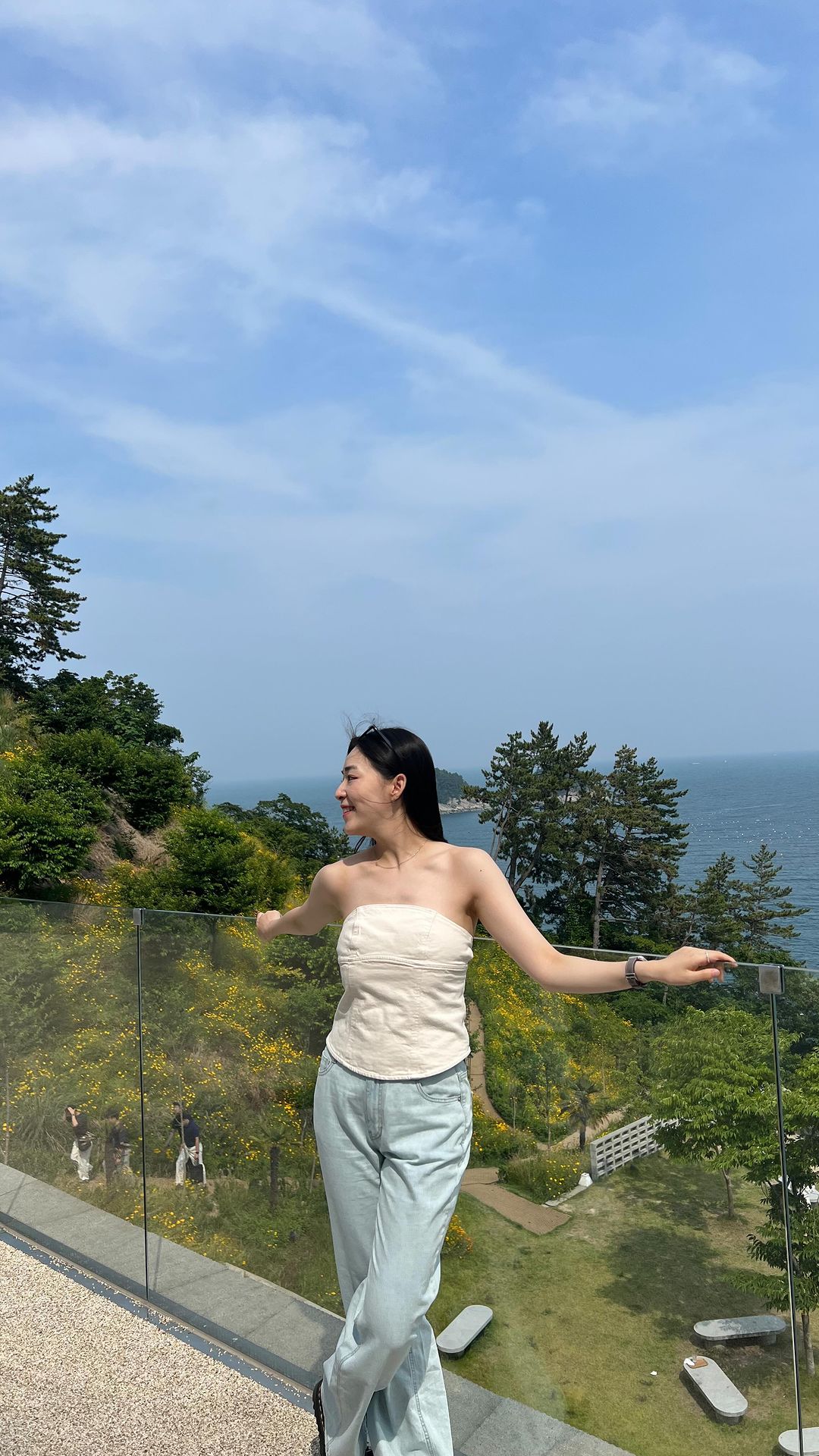 #협찬

<마롭 쿨 여름 데님>

내가 딱 원하던 핏과 어디에나 잘어울리는 데님 색깔로 정말 마구마구 입기 최고인 마롭데님🩵
이번 여수 여행 갈때도 챙겨 갔는데 핏이 너무 예뻐서 영상으로 남겨보기 !

시원한 소재도 너무 좋고 여름에 입기 딱!

#광고 #마롭 #maloupe #마롭여름팬츠 #캐쥬얼팬츠 #팬츠추천 #팬츠맛집 #여름팬츠추천 #와이드팬츠 #마롭추천 #쿨팬츠 #시원한펜츠 #데님맛집