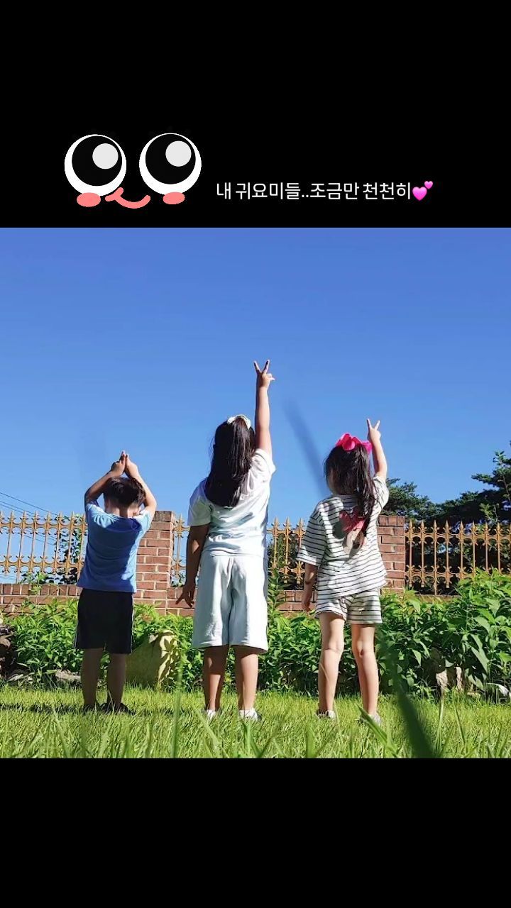 나한테만..상콤발랄..귀요미들ㅋㅋ

안큰다고..언제 크냐고..
한탄하는 엄마는 반성 중🫣

너무 소중하고 즐거운 시간들을
조금 더 오래..함께 하기를..
🍀🙏 바라 봅니다💕
.
.
.
.
#되돌아보기#반성하기#우리의시간#추억#지난시간#피드를#릴스로#외출#다둥이#삼남매#사랑해#고마워#육아#소소한#즐거움#행복#일상#여행