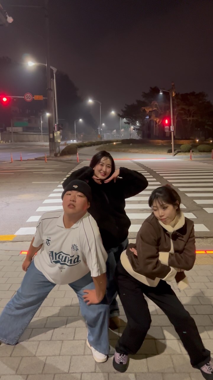 빨간 신호등에 집착하기 With MY GIRLS In The Back💋🔥

🧠 @redlic_haeun95 @badalee__ #choreography #choreographer 
🎧 @aespa_official @smtown #aespa #에스파 #drama 
🕺🏻💃 @9yu0ne__ @_ohkirby_ @__daksss_ #dancer 

#reelsdance #dancevideo #dancechallenge #dance #fyp #추천 #댄서 #댄스챌린지 #릴스타그램 #댄스타그램 #춤스타그램 #오오티디 #02 #01 #좋아요반사 #좋반 #선팔 #kpop #카리나 #닝닝 #윈터 #지젤 #dramachallenge #드라마추천
