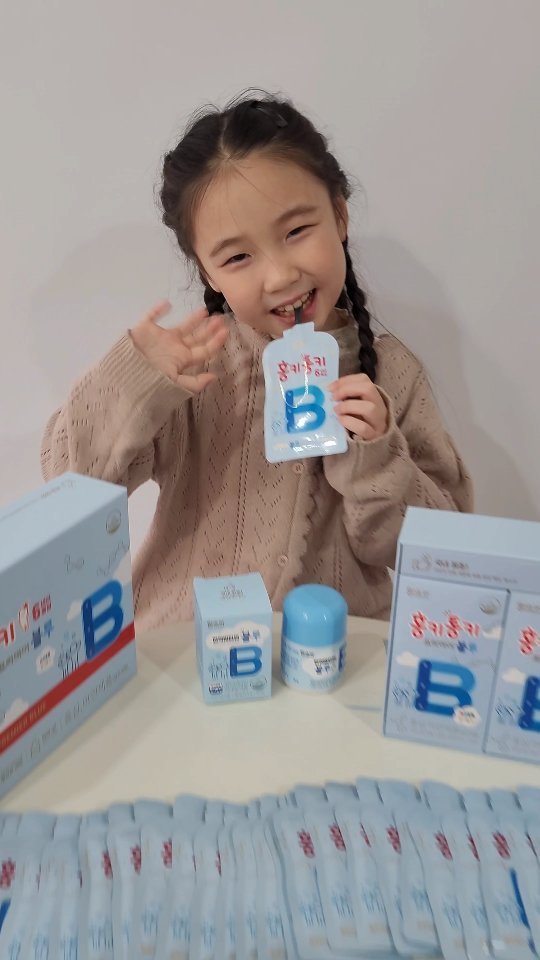#협찬 #함소아 @hamsoapharm 
울 아이들 새학기 적응 잘하고 있나요? 적응에 필요한건 뭐다? 
바로 체력🥰🥰 그중에 필수는 면역력 높이기😘 
함소아에서 면역력에 좋은 홍키통키와 면역비타민을 보내주셨어요!
.

함소아 제품은 국내최초로 키즈 연령을 생애주기와 라이프스타일에 맞게 세분화하여 아이에게 꼭 맞는 제품을 연구하고 있답니다.
초등 저학년인 은정이는 프리미어 블루로 챙겼어요👍 

◽️ 홍키통키는 아침에 일어나자마자 늘 챙겨주는데 새학기임에도 불구하고 매일매일 에너지 넘치는 은정이에요🤭 

함소아가 엄선한 홍삼추출액 외 산수유열매 지황 보리 녹용 마 등 200mg의 함소아b 농축액과 채내 흡수가 용이한 프리미엄 글루콘산 아연을 함유하여 매일매일 섭취하는게 중요하답니다! 
곧 환절기이기도 하고 새학기에 아프면 안되잔아요🥺 똑똑한 엄마들 울 아이들 새학기 건강 꼬옥 잡아주세요🩷🩷

◽️ 면역비타민 블루는 17가지 비타민과 미네랄을 한번에 담은 제품으로 가공식품을 많이 먹는 아이의 영양균형까지 맞춰준대요🙊
원숭이모양의 베리맛이라 아이들도 너무 맛나게 먹을 수 있는 제품이랍니다! 초등학교 저학년 활동기를 위해 면역비타민 블루 꼭 챙겨주세요 💙💙💙💙
.
.
.
#함소아블루 #함소아홍키통키 #아이면역력 #아이영양제 #면역비타민 #함소아비타민 #키즈비타민 #키즈인플루언서 #키즈모델 #어린이홍삼 #키즈홍삼 #홍키통키 #아이건강식품 #초등학생영양제 #초등학생홍삼 #건강식품