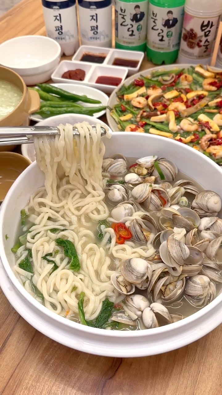 요즘 같이 쌀쌀한 날씨에 국룰인 대구 칼국수 맛집🥢

세가지 메뉴 모두 어마어마한 양에 혜자로운 가격까지 
두명이서 엄청 배불리 먹고 왔어요 ..🤤💗
특히! 동죽이 듬뿍 들어간 시원칼칼한 칼국수와 물총은 잊지모태..
해산물이 이렇게 많이 들어간 파전도 처음이었다구~!
오랜만에 자꾸 생각나는 인생맛집 찾았습니다 ..🌟

@dongdong_kalguksu 

🍜 동동칼국수
📍대구 동구 효동로2길 27 3층
⏰ 11:00 - 22:00
✖️연중무휴

#동동칼국수 #대구칼국수맛집 #대구신상맛집 #대구맛집 #대구맛집추천