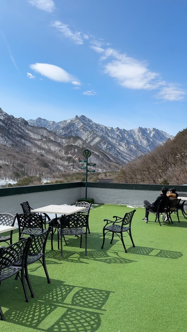 영국 왕실에 온듯한 분위기 속 설악산 풍경을 가장 
가까이서 즐길 수 있는 속초 호텔추천♥️

로비부터 앤티크한 영국 감성으로 가득 채워진 곳이에요! 
비틀즈 음악이 흘러 나오고💂‍♀️📯 층마다 테마가 달라서 
스타들의 소장품들도 보실 수 있답니다

특히 9층 테라스 풍경은 정말 환호성이 절로 나오는 
뷰에요..💚 눈이 쌓인 모습도 멋진데 봄에는 푸릇한 뷰가 
절경일 것 같더라구요 설악산 국립공원도 도보로 이동할 수 
있으니 머무시면서 꼭 방문해보시길 추천드려요⛰️

🏡켄싱턴호텔 설악 @kensington_seorak_official 
🎈강원 속초시 설악산로 998

◽️체크인 15:00 / 체크아웃 11:00
◽️프레지덴셜 기준 2인 , 최대 4인
(객실마다 상이)
◽️애프터눈티,조식,디너 (유료)