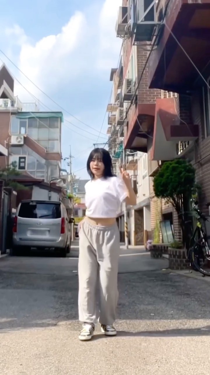 What’s your ETA????
썸헤클 티셔츠 너무 예쁘구 ㅠㅠ

#newjeans #eta