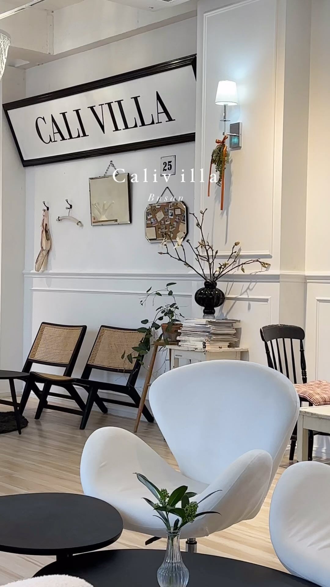 부산 기장군 일광읍 파리🇫🇷 @calivilla.busan

여기는 친구랑 부산 여행전 부터 가자가자 노래를 불렀어요
#부산카페 #기장카페 #칼리빌라
유럽 감성 느껴지는 외관부터 내부까지 곳곳에 있는 장식들 마저도 맘에 쏙👏🏻

평일 오후 방문했는데 여유롭게 즐기고 왔어요
사진 찍을 포토존들도 많아서 눈이 돌아 갔다죠 👀
브런치 메뉴들도 있는데 저희가 간 날짜는 브런치가 안되서 
쇼콜라쇼, 밀크티 세트 그리고 아아 까지 야무지게 즐겼죠

애견동반이 가능해서 귀여운 강쥐들도 데리고 오시더라구요

📍칼리빌라
📍부산 기장군 일광읍 곡천길 352
⏰10:00 - 19:00
✔️매주 화요일 휴무

#밤비초_부산 #부산신상카페 #기장신상카페 #기장카페추천 #기장