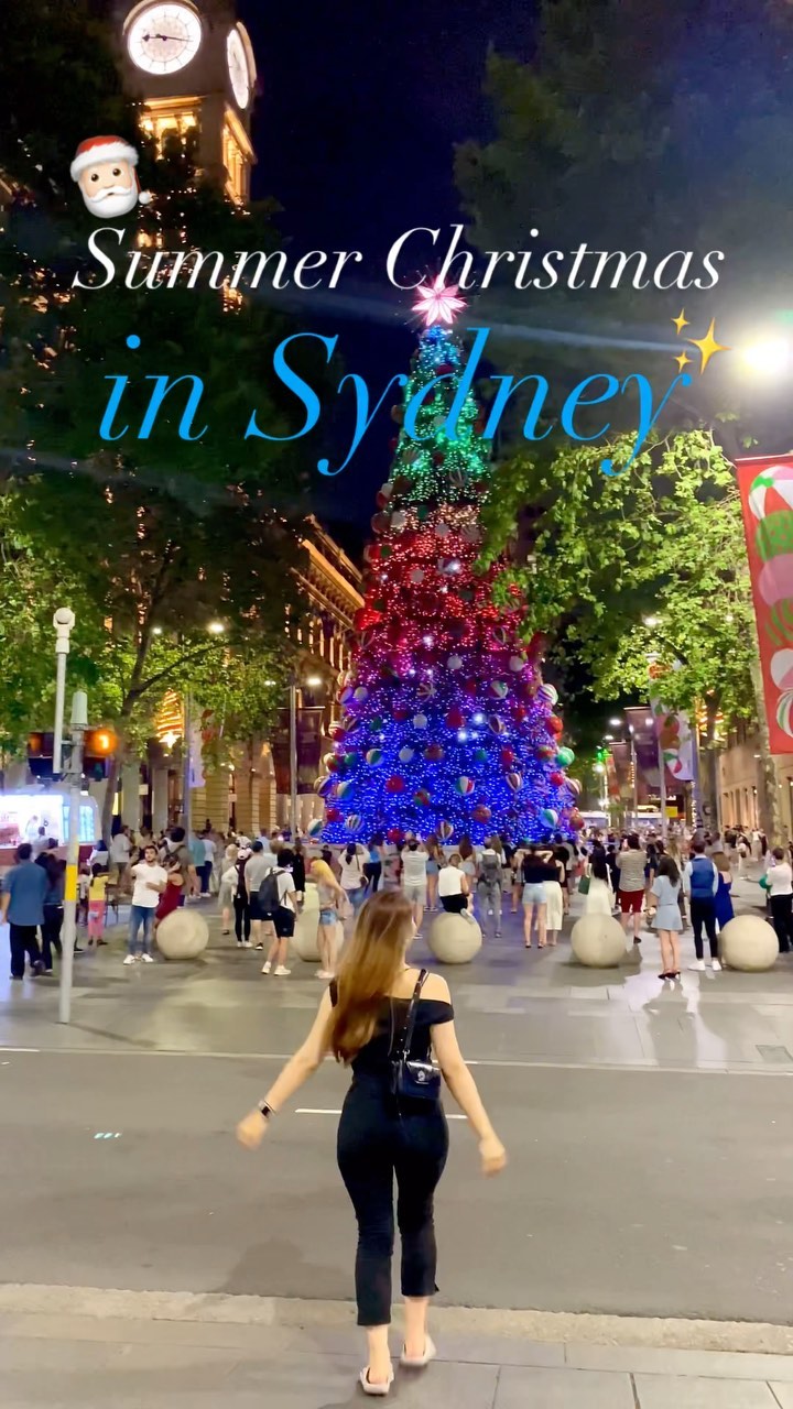 Summer Christmas in Sydney🇦🇺✨
📍Martin place, Sydney NSW 2000

호주 시드니는 한국과 정반대의 계절로
현재 12월은 초여름정도의 날씨에요!☀️

덕분에 난생 처음 맞는 여름 크리스마스에
기분이 이상한데요😲✨
시티 중심에 위치한 마틴플레이스역 광장에서
대형 트리를 만나보세요🎄

☑️저녁 9시경 방문했는데 중간 중간 
노래도 나오고 불빛도 바뀌더라고요? 

하지만 노래 안 나올 때 모습인 
기본이 젤 예쁘다는 사실..🤣..
(이 대형 트리를 이렇게밖에 활용 못하는거니..!!)