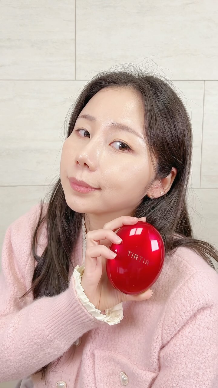 #광고

한 번의 터치만으로도 붉은기/잡티/다크서클까지 완벽하게 커버해주는 독보적 무결점 커버 쿠션, 티르티르 마스크핏 레드 쿠션❣️
하루종일 무너짐 & 다크닝 걱정 없이 *72시간 지속되는 윤광 피부를 만나볼 수 있는데요.
*21호에 한함

일본 최대 뷰티사이트 앳코스메에서 국내 뷰티 브랜드 최초 1등, 누적판매수 500만 돌파, 글로벌 메가 히트 쿠션인 만큼, 글로벌 애정을 듬뿍 받고 있답니다! 커버력과 광채, 편안한 피부까지 느껴보고 싶다면 티르티르쿠션 써보세요😍

#티르티르 #TIRTIR #티르티르쿠션 #레드쿠션 #1등쿠션 #무결점커버쿠션 #매끈밀착쿠션 #쿠션추천 #커버쿠션 #싱글즈 #인품사