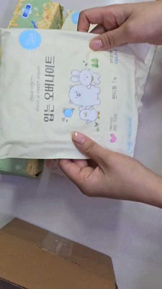 그날에 양이 많은날도!
적은날도 뒷태걱정없이 편안하게 
셈 걱정없이 안전하게~
[춤추는고개 롱팬티라이너＆생리대]
#광고
.
여자들 한달에 한번.. 정말.
양이 많은 날에는 잘때 셀까 걱정..
적은날에는 팬티라이너만 하기에도...또. 셀까 걱정..
이제는 걱정없이 편안하게 안전하게
안심하고 사용할 수 있는
[춤추는고래 생리대]가 있어요
팬티라이너는 날개형 롱 팬티라이너로, 날개가 달려 있어서 움직임이 많은 날에도 밀리거나 접히지 않아요. 또한, 소형 생리대 겸용으로 사용할 수 있어 편리하답니다.

이 팬티라이너는 흡수력이 소형 생리대와 비슷해서 양이 적은 날이나 분비물이 많은 날에 안성맞춤이에요. 무더운 날씨에도 부드러운 프리미엄 탑시트를 사용하여 습하지 않고 뽀송한 감촉을 유지해줘요.

특히, 이 팬티라이너에 탑재된 날개 디자인은 운동 시 부담 없이 착용할 수 있어요. 타이트한 옷을 입을 때에도 편안하게 사용할 수 있답니다. 생리 전후나 분비물이 많거나 적은 날에 적합하며, 생리대 대용뿐만 아니라 소형 생리대 겸용으로 활용할 수 있어요.

그리고 입는 오버나이트 제품은 신축성이 좋아 자국 없이 편안함을 강조하고 있어요. 허리밴드를 쭉 늘리면 편하게 착용할 수 있답니다.
❤️
https://smartstore.naver.com/whaledream/products/4875212850
[춤추는고래 롱 팬티라이너&생리대]를 검색해 주세요
.
.#팬티라이너 #날개형팬티라이너 #소형생리대 #입는오버나이트추천 #생리대추천